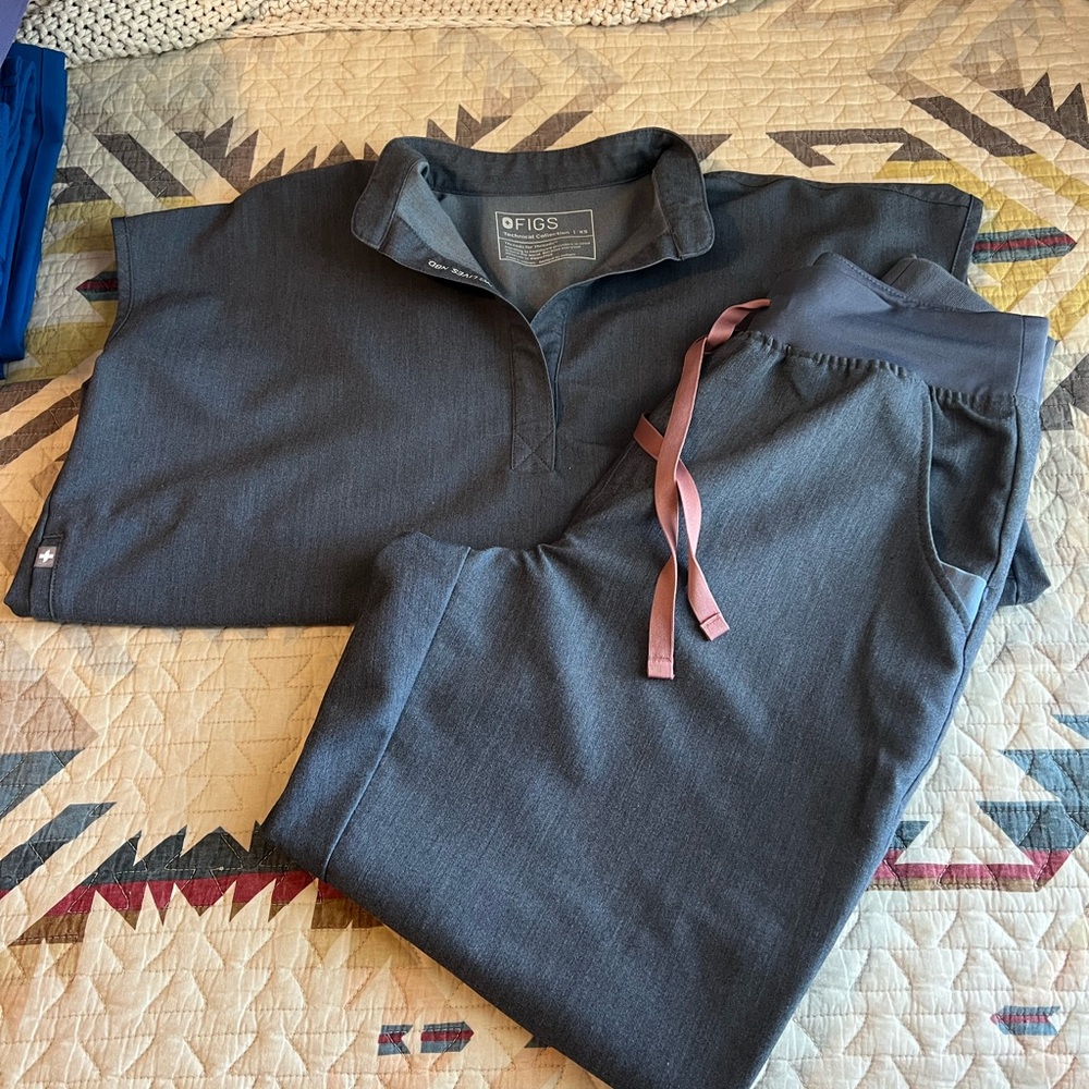 Figs Charcoal Scrub Set with Rose Drawstring